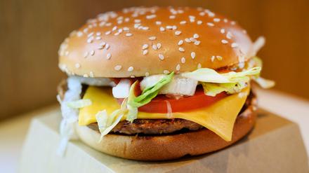 Der Burger wird teurer - wenn der Stundenlohn der Burgerbrater auf zwölf Euro steigt, wie die Gewerkschaft NGG fordert. 