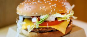 Der Burger wird teurer - wenn der Stundenlohn der Burgerbrater auf zwölf Euro steigt, wie die Gewerkschaft NGG fordert.