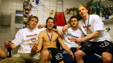 Das waren noch Zeiten. Stefan Kretzschmar (rechts) und Bennet Wiegert (Zweiter von links) nach einem Titelerfolg mit dem SC Magdeburg. Am Sonntag treffen sich die beiden erneut - Kretzschmar als Sportdirektor der Füchse, Wiegert als Trainer des SCM. 