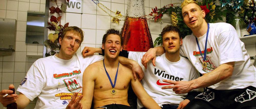 Das waren noch Zeiten. Stefan Kretzschmar (rechts) und Bennet Wiegert (Zweiter von links) nach einem Titelerfolg mit dem SC Magdeburg. Am Sonntag treffen sich die beiden erneut - Kretzschmar als Sportdirektor der Füchse, Wiegert als Trainer des SCM.