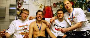 Das waren noch Zeiten. Stefan Kretzschmar (rechts) und Bennet Wiegert (Zweiter von links) nach einem Titelerfolg mit dem SC Magdeburg. Am Sonntag treffen sich die beiden erneut - Kretzschmar als Sportdirektor der Füchse, Wiegert als Trainer des SCM. 