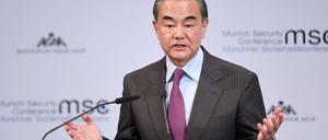 Chinas Außenminister Wang Yi verwahrt sich auf der Sicherheitskonferenz in München gegen pauschale Kritik am Krisenmanagement seines Landes.