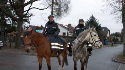 Ross und Reiter. Die Bundespolizei hilft in Stahnsdorf bei Berlin, Einbrecher abzuschrecken.