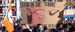 An einem Demonstrationszug durch die Innenstadt beteiligten sich laut Polizei bis zu 9000 Menschen.