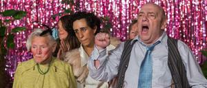 Akteurinnen und Akteure der „Papillons“ auf der Bühne. 