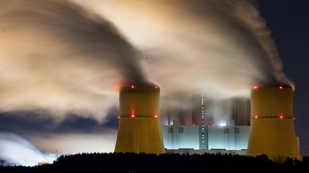 Bleibt am Netz. Das Kraftwerk Schwarze Pumpe (hier die Kühlturme, aus denen Wasserdampf aufsteigt), soll bis 2038 weiterlaufen.