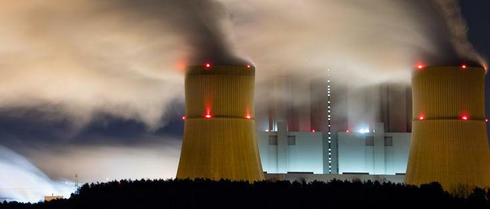 Bleibt am Netz. Das Kraftwerk Schwarze Pumpe (hier die Kühlturme, aus denen Wasserdampf aufsteigt), soll bis 2038 weiterlaufen.