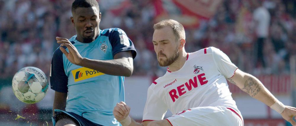 Duellieren sich am 11. März: Marcus Thuram (l.) und Rafael Czichos.