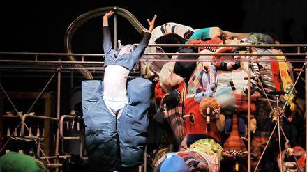 Dem Peer ist nichts zu schweer. Lars Eidinger in John Bocks Monstertrash-Welt in der Schaubühne