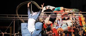 Dem Peer ist nichts zu schweer. Lars Eidinger in John Bocks Monstertrash-Welt in der Schaubühne