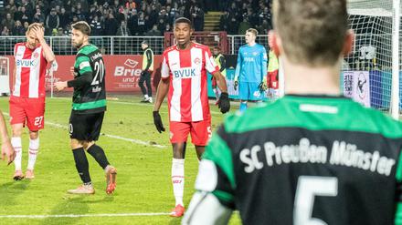 Klare Haltung. Leroy Kwadwo (Mitte) wurde in Münster Opfer von rassistischen Beleidigungen.