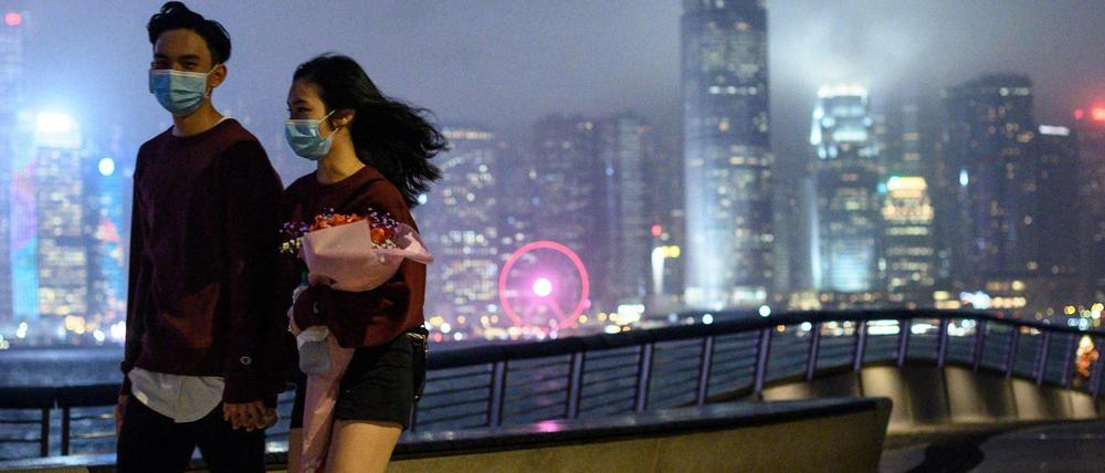 Ein Pärchen mit Gesichtsmasken in Hong Kong am Valentinstag.