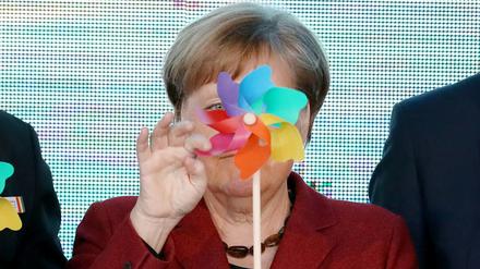 Bundeskanzlerin Angela Merkel mit einem bunten Windrad auf der Bühne.