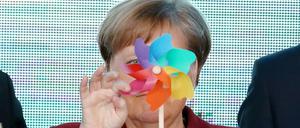 Bundeskanzlerin Angela Merkel mit einem bunten Windrad auf der Bühne.