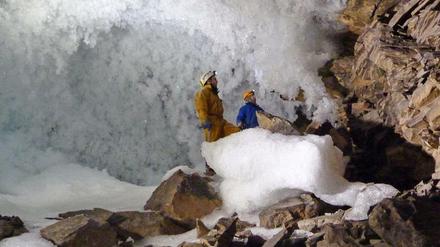 Wissenschaftler sammeln Daten zum Permafrost in einer Höhle in Sibirien (undatierte Aufnahme). Wenn in Sibirien der Permafrostboden zunehmend auftaut, könnten die Folgen weltweit zu spüren sein. Denn dann würden mehr Treibhausgase freigesetzt. 