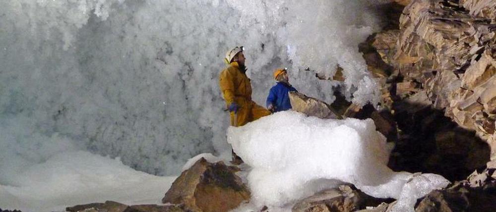 Wissenschaftler sammeln Daten zum Permafrost in einer Höhle in Sibirien (undatierte Aufnahme). Wenn in Sibirien der Permafrostboden zunehmend auftaut, könnten die Folgen weltweit zu spüren sein. Denn dann würden mehr Treibhausgase freigesetzt.