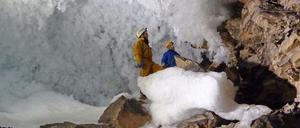 Wissenschaftler sammeln Daten zum Permafrost in einer Höhle in Sibirien (undatierte Aufnahme). Wenn in Sibirien der Permafrostboden zunehmend auftaut, könnten die Folgen weltweit zu spüren sein. Denn dann würden mehr Treibhausgase freigesetzt. 
