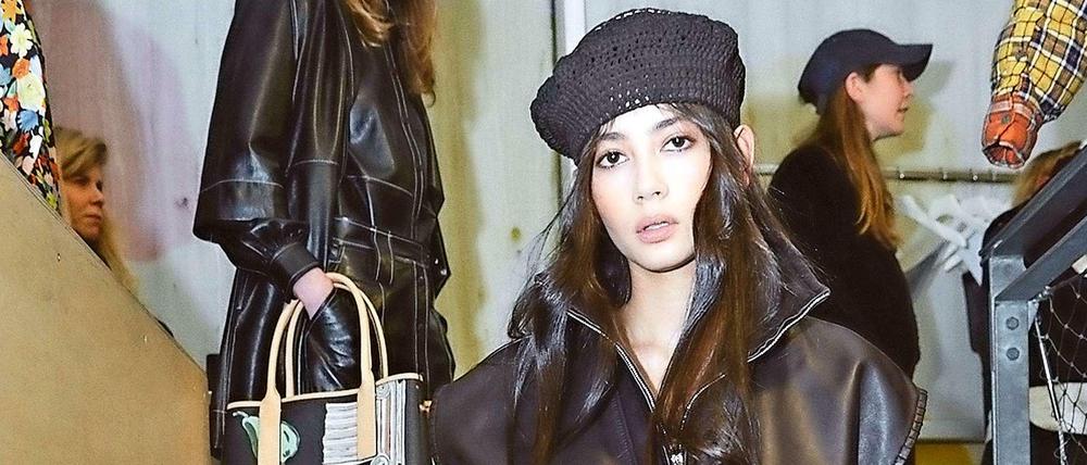 Ein typisches Ganni-Outfit: Häkelmütze zu Leder und weiter Hose.