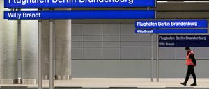 Ein Mitarbeiter der Deutschen Bahn geht auf einem Bahnsteig des Bahnhofes des künftigen Flughafens Berlin Brandenburg. Gleise und Bahnanlagen sind nach Angaben der Deutschen Bahn startklar für den Betrieb. 