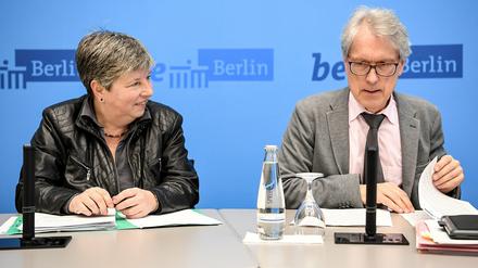 Katrin Lompscher (Die Linke), Senatorin für Stadtentwicklung und Wohnen in Berlin, und Matthias Kollatz (SPD), Berliner Finanzsenator, sitzen bei der Pressekonferenz des Berliner Senats über einen Aufbau von Grundstücksreserve für künftige Generationen. 