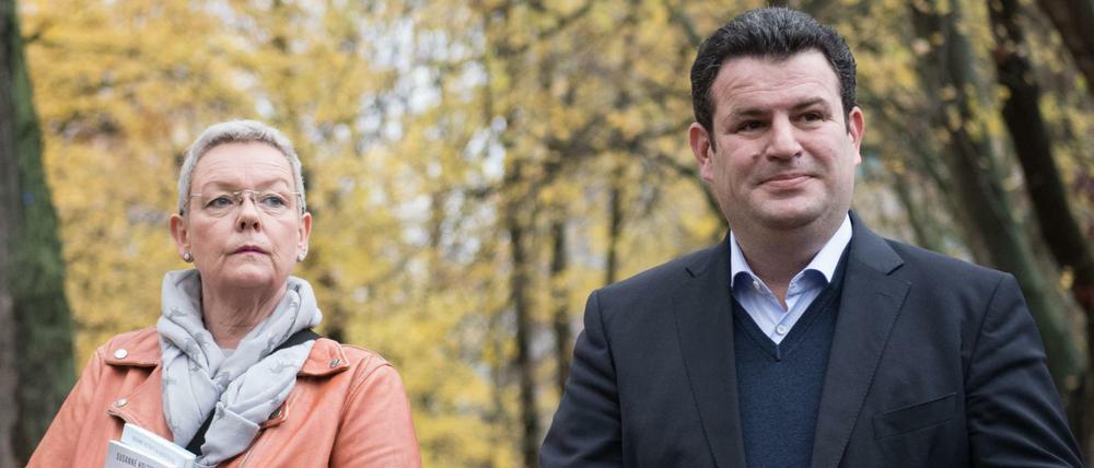 Arbeitsminister Hubertus Heil (SPD) und die Bochumer Reinigungskraft Susanne Holtkotte