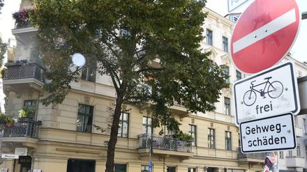 Verkehrskontrolle der Berliner Polizei in der Fahrradstraße Pflügerstraße Ecke Weserstraße.