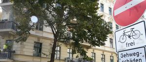 Verkehrskontrolle der Berliner Polizei in der Fahrradstraße Pflügerstraße Ecke Weserstraße.