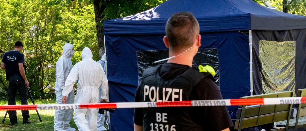 Beamte der Spurensicherung sichern in einem Faltpavillon Spuren am Tatort im Kleinen Tiergarten.