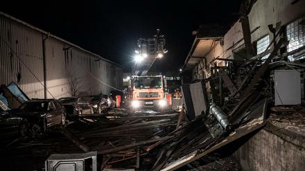 Trümmer liegen rund um eine Lagerhalle in Lichtenberg. Dort kam es am frühen Abend aus bislang ungeklärten Ursachen zu einer Explosion, durch die drei Menschen verletzt worden. 