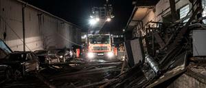 Trümmer liegen rund um eine Lagerhalle in Lichtenberg. Dort kam es am frühen Abend aus bislang ungeklärten Ursachen zu einer Explosion, durch die drei Menschen verletzt worden.