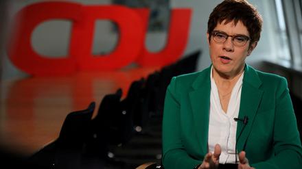Annegret Kramp-Karrenbauer will gehen und doch nicht gehen.
