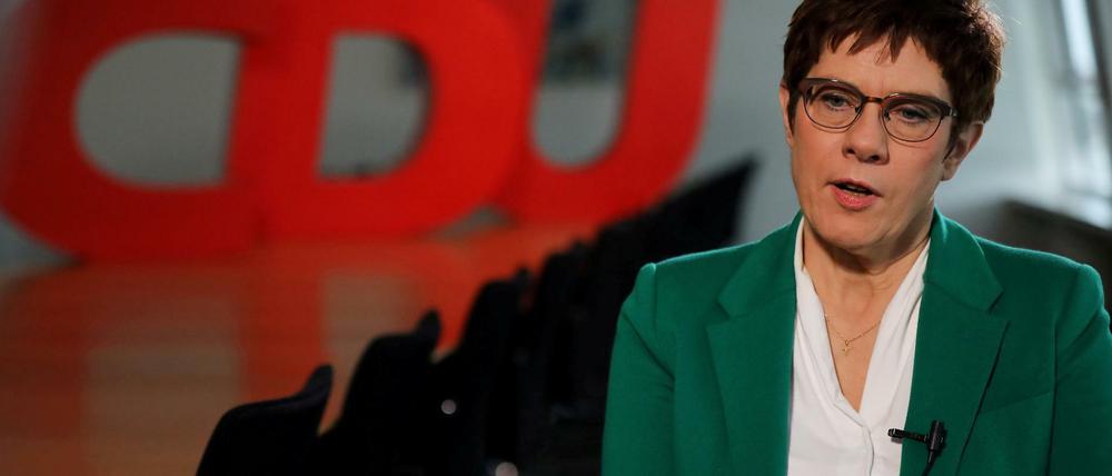 Annegret Kramp-Karrenbauer will gehen und doch nicht gehen.