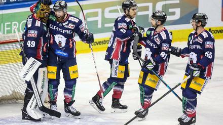 Gemeinsam klappt es: Die Eisbären Berlin können sich über einen Sieg freuen.