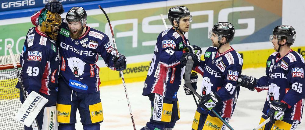 Gemeinsam klappt es: Die Eisbären Berlin können sich über einen Sieg freuen.