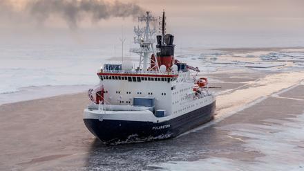 Weiß, blau - aber auch schon sehr eisgrau: Imposant sieht sie aus, die Polarstern, aber für ein Forschungsschiff ist sie schon eine richtig alte Dame.