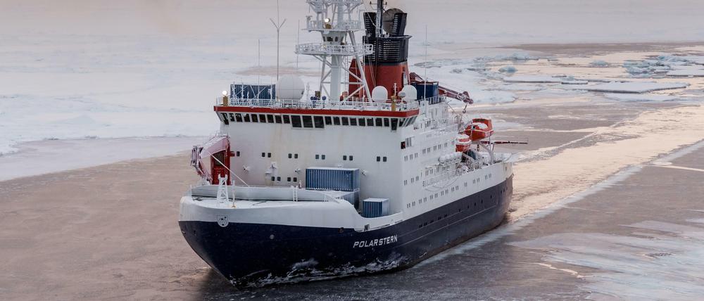 Weiß, blau - aber auch schon sehr eisgrau: Imposant sieht sie aus, die Polarstern, aber für ein Forschungsschiff ist sie schon eine richtig alte Dame.