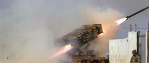 Türkische Raketen werden in der Provinz Idlib auf syrische Truppen abgefeuert.