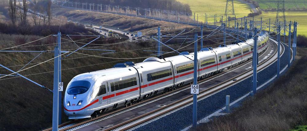 Ein ICE fährt bei Erfurt über die ICE-Neubaustrecke. (Archivbild)