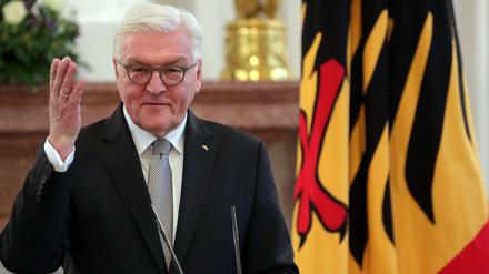 Bundespräsident Frank-Walter Steinmeier empfange Berliner Polizisten, um über ihre Ausrüstung zu sprechen. So lautete die Fake-Meldung aus die Polizeipräsidium.