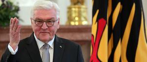 Bundespräsident Frank-Walter Steinmeier empfange Berliner Polizisten, um über ihre Ausrüstung zu sprechen. So lautete die Fake-Meldung aus die Polizeipräsidium.