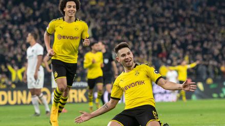 Gut präsentiert: Dortmunds Raphael Guerreiro (rechts) jubelt mit Axel Witsel über seinen Treffer zum 4:0.