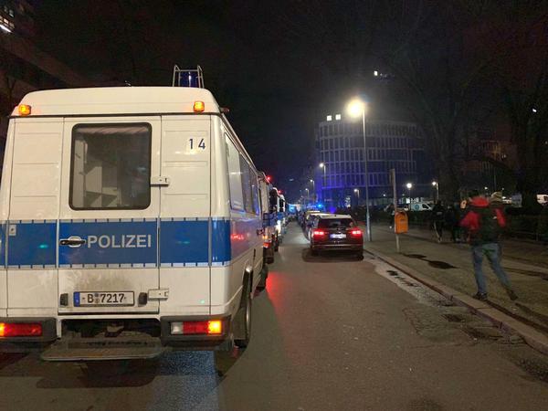 Mehrere Mannschaftswagen waren entlang der Stresemannstraße aufgereiht.