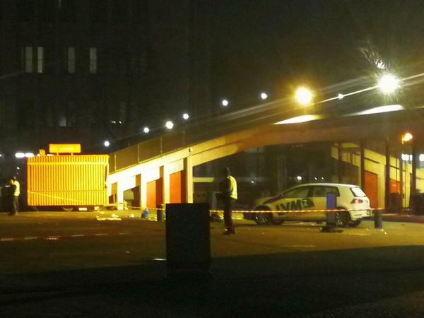 Der Tatort befindet sich vor dem Tempodrom zur Möckernstraße hin. Rechts der Wagen einer Versicherung.