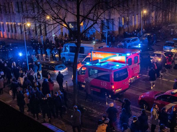 Einsatzfahrzeuge stehen am Tempodrom: Besucher einer Show verließen das Haus über Möckernstraße und Hallesche Straße (oben rechts).