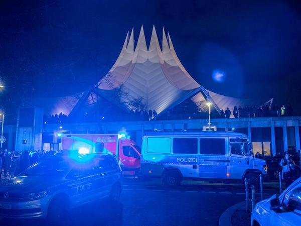 Überall Polizei: Blick aus der Halleschen Straße auf das Tempodrom an der Möckernstraße.