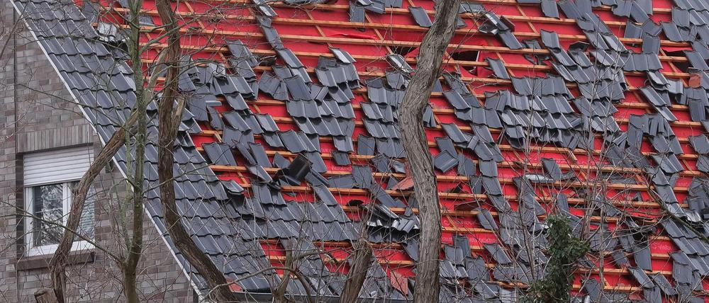 Dach beschädigt. Die Sprengung einer Weltkriegsbombe in Stahnsdorf war folgenreich.