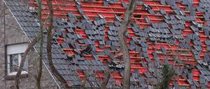 Dach beschädigt. Die Sprengung einer Weltkriegsbombe in Stahnsdorf war folgenreich.