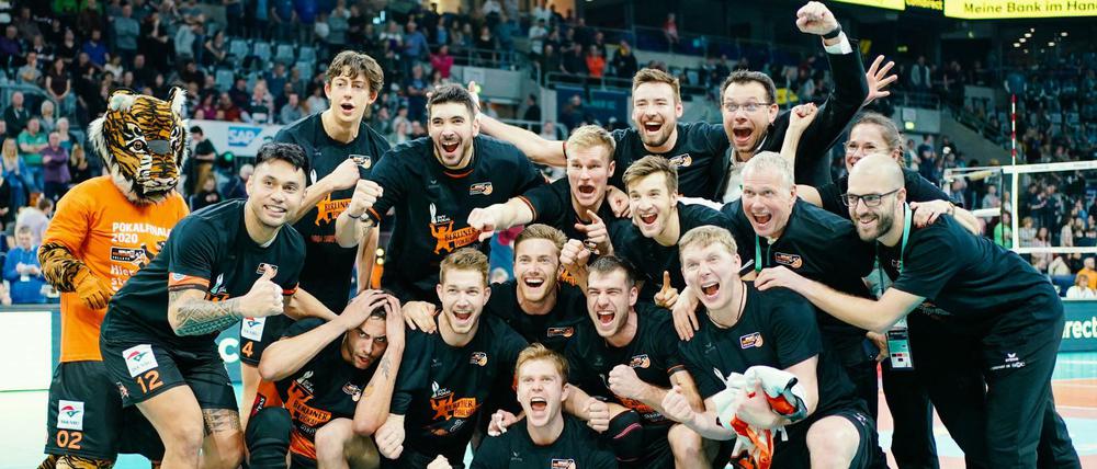 We are the Champions. Die BR Volleys feiern in Mannheim.