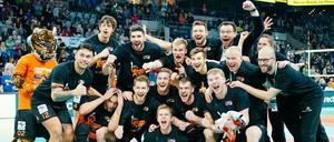 We are the Champions. Die BR Volleys feiern in Mannheim.
