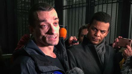 Pjotr Pawlenski mit seinem Rechtsanwalt Yassine Bouzrou nach seiner Anklage vor einem Gericht in Paris am 18.02.2020.